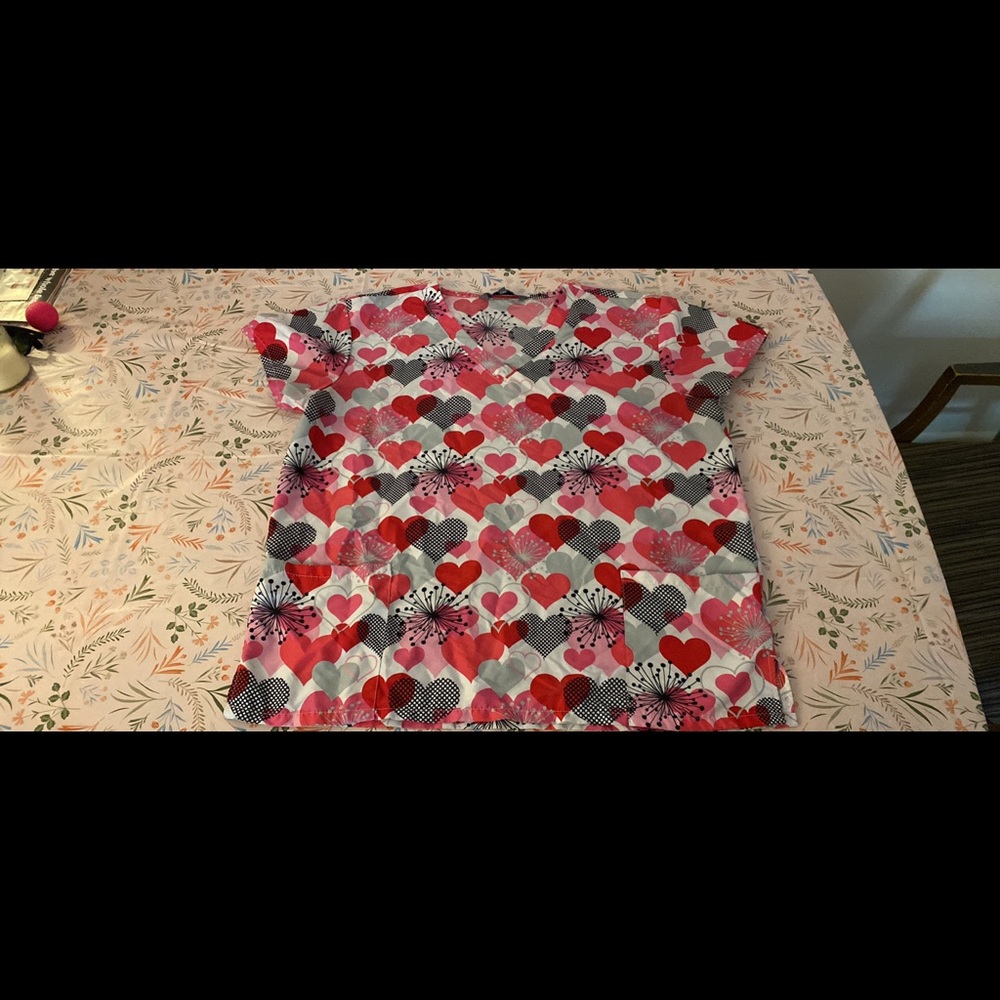Like new! Hearts scrub top women’s size large